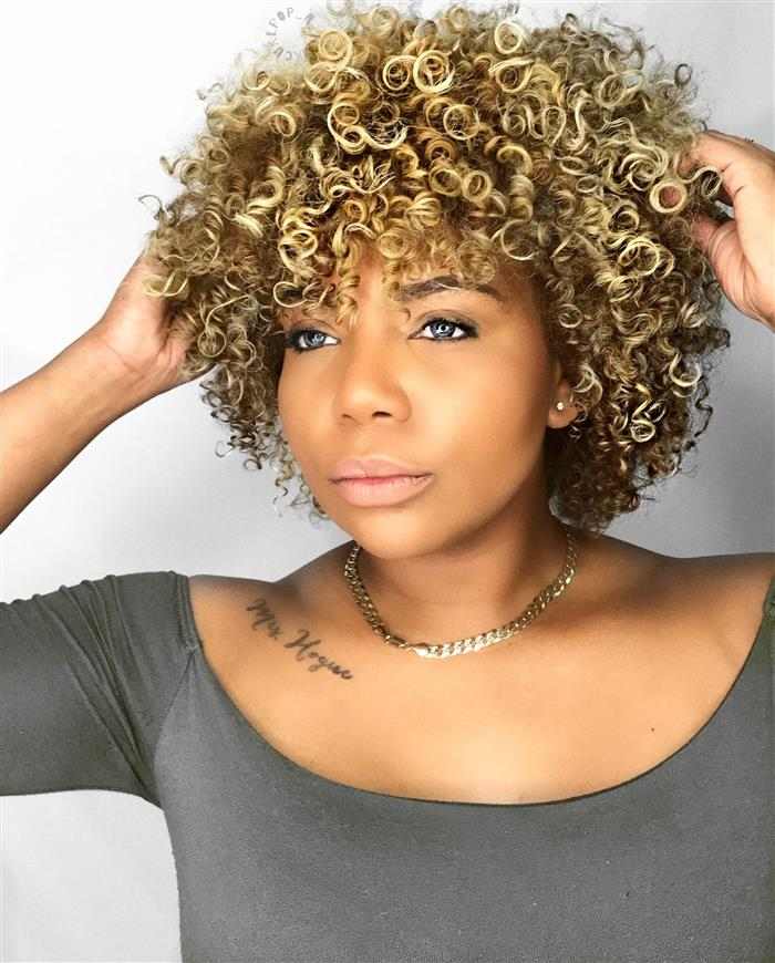Fitagem Perfeita: Como Realçar Suas Luzes em Cabelos Cacheados
