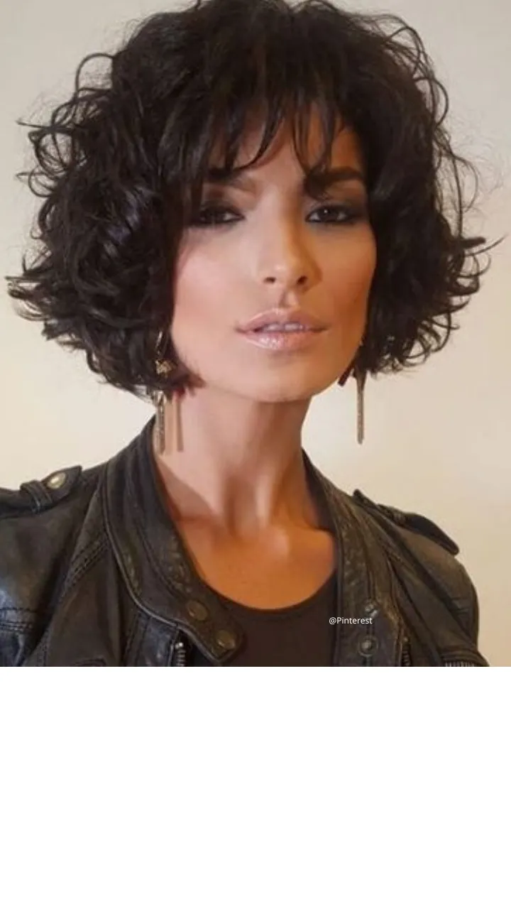 cabelo curto ondulado com franja