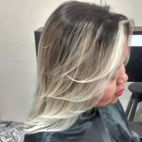 Raiz Esfumada em Cabelos Loiros: Guia Completo para um Efeito Natural