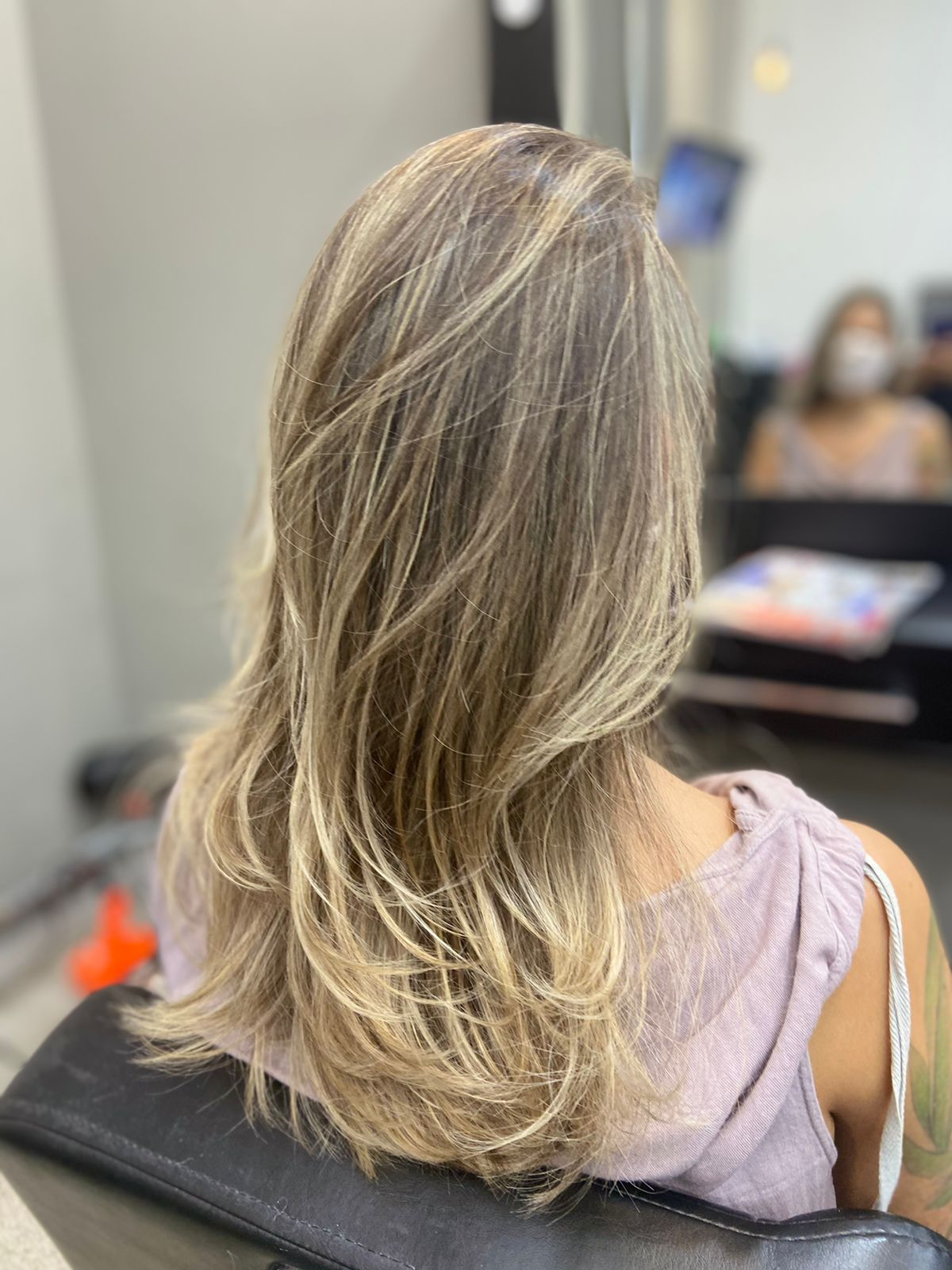 Guia Completo: Descubra o Tom de Loiro Perfeito para Você; Cabelo Loiro Saudável: Rotina de Cuidados Essenciais para Manter a Cor; Loiro Dourado vs. Loiro Manteiga: Qual Escolher e Como Manter; Boho Blonde e Outras Tendências de Loiro para 2024/2025; Matização e Proteção Solar: Segredos para um Loiro Vibrante e Sem Amarelamento