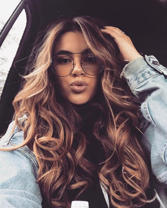 5 ideias de títulos:
1. Cabelos Longos Castanhos: Guia Completo de Estilos e Cuidados
2. Morena Iluminada: A Tendência Que Transforma Cabelos Castanhos
3. Castanho Chocolate: Descubra o Tom Perfeito Para Você
4. Cortes em Camadas Para Cabelos Longos Castanhos: Movimento e Volume
5. Como Manter o Brilho e a Saúde dos Cabelos Castanhos Longos