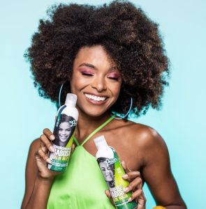 Como Adicionar Volume e Movimento em Desenhos de Cabelo Cacheado