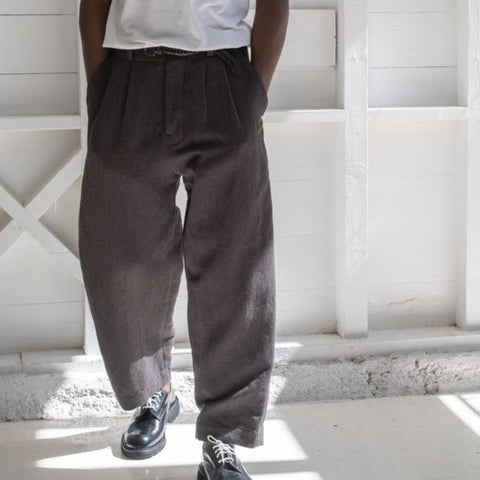 looks com calça cinza e tênis