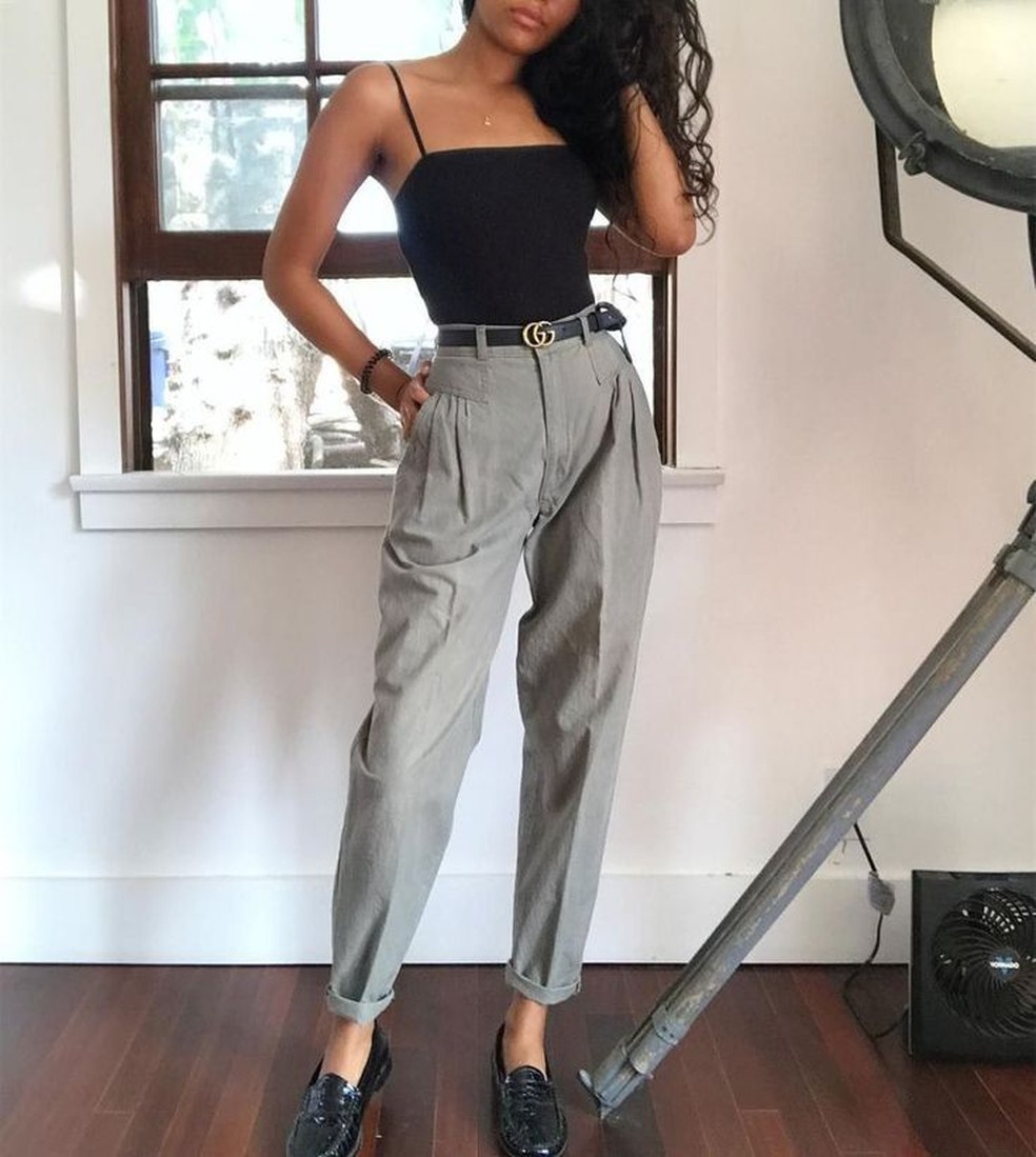 calça cinza casual