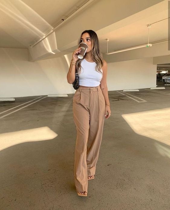 calça pantalona bege