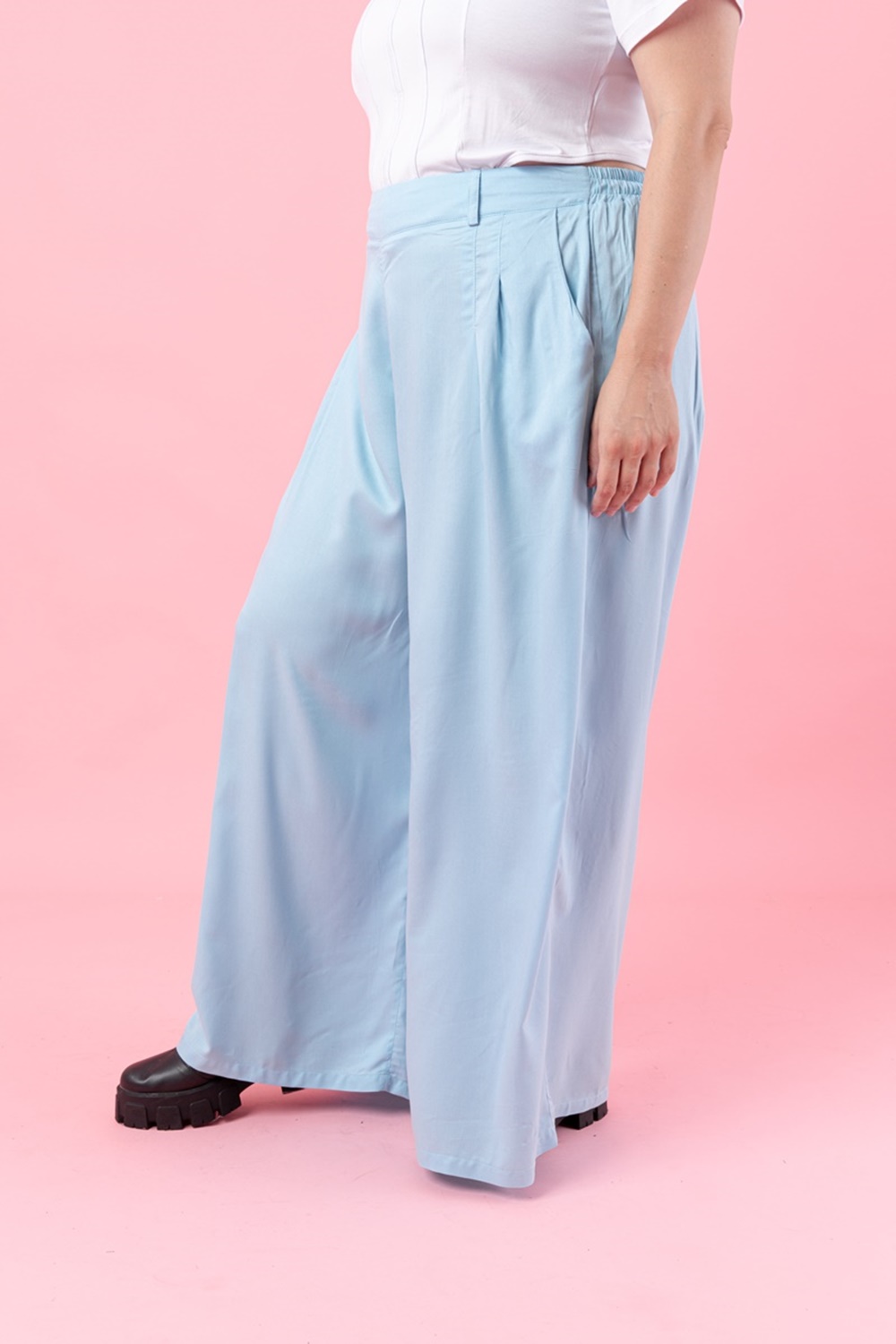 calça azul claro e branco