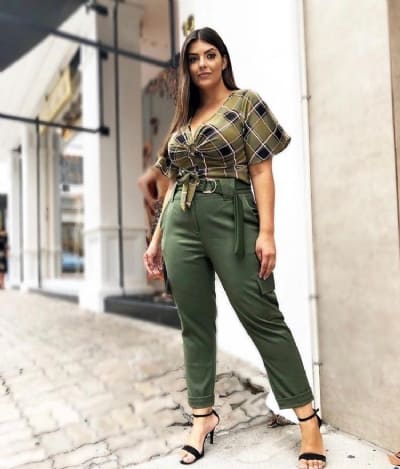 calça cargo plus size com tênis