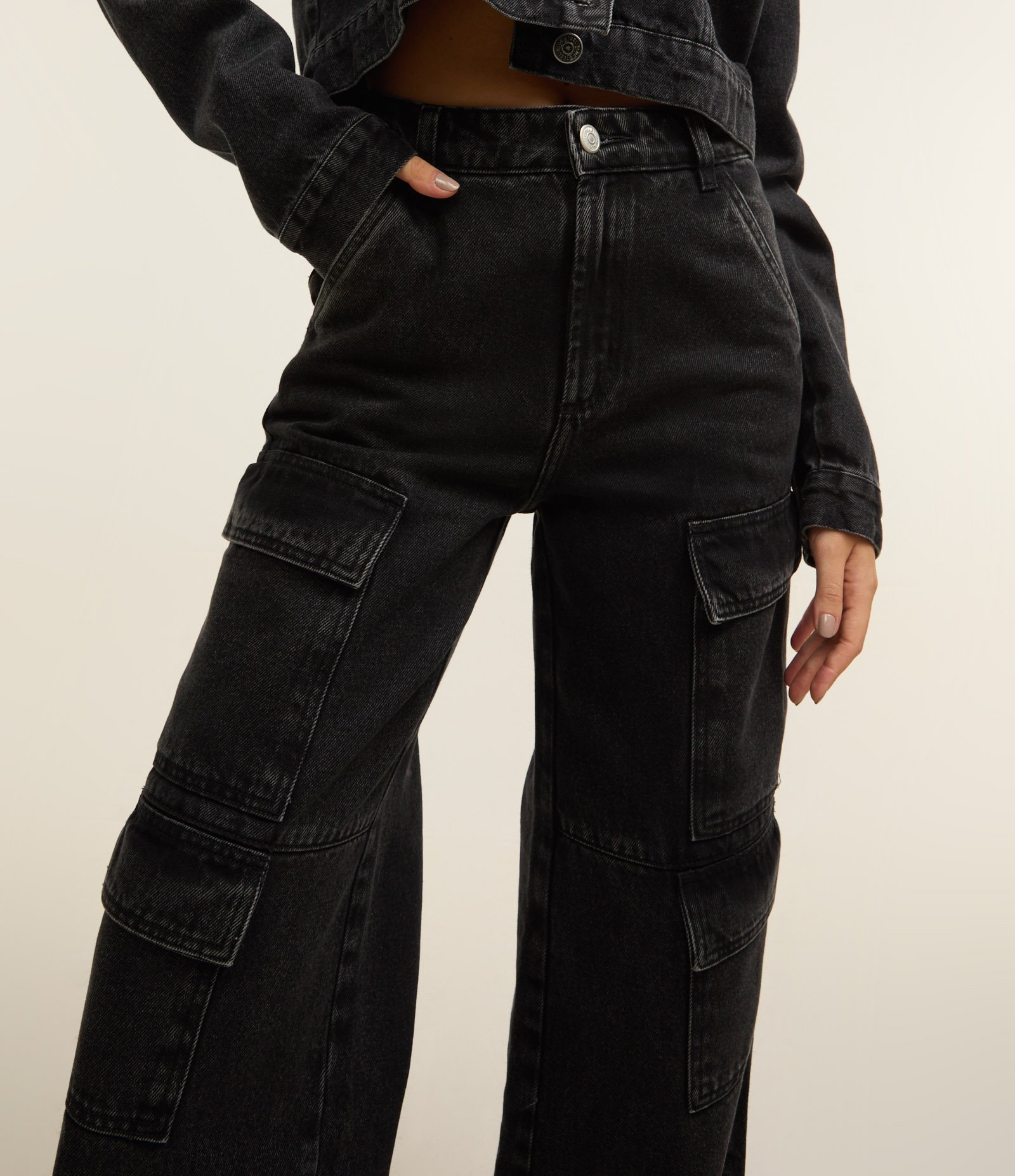looks calça cargo preta jeans feminina
