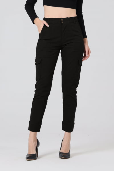 calça cargo preta jeans com tênis