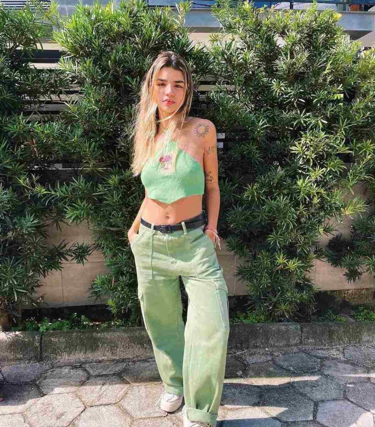 calça flare cintura baixa com tênis