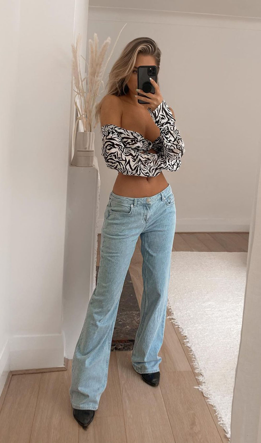 tendência Y2K calça flare