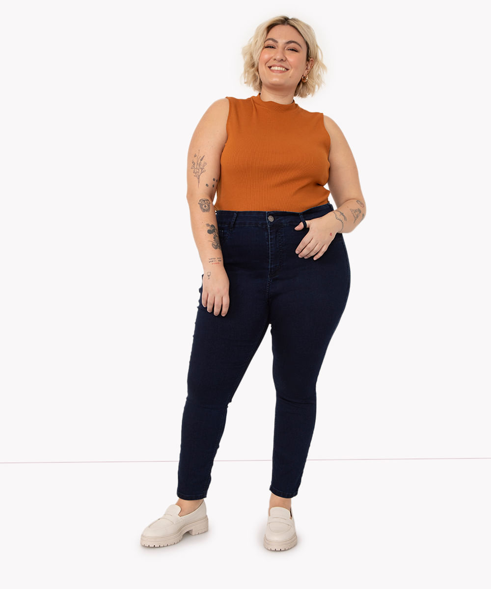 calça jeans plus size com barra dobrada