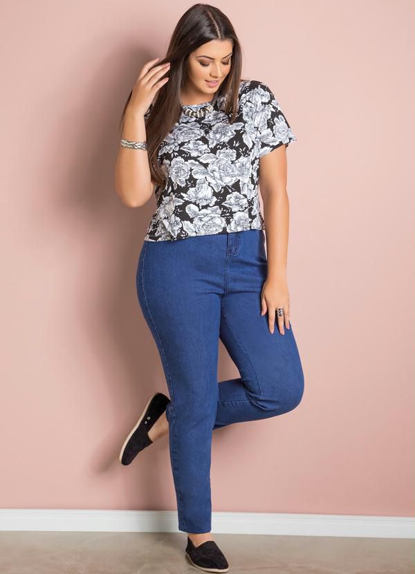 calça jeans plus size com blusa por dentro