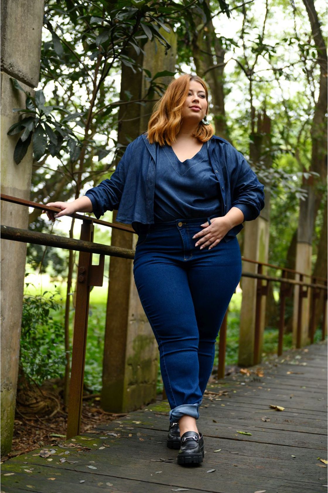 looks com calça jeans plus size para trabalhar