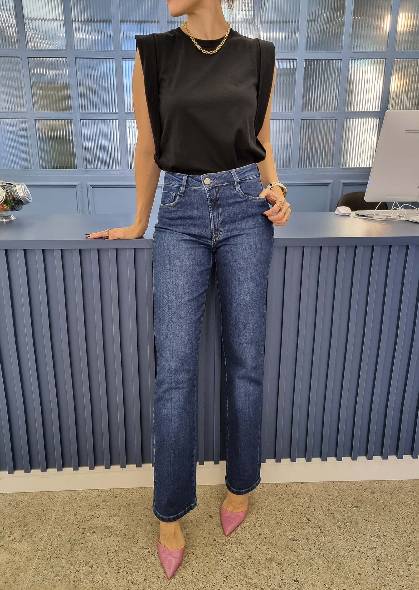 Calça jeans reta feminina escura
