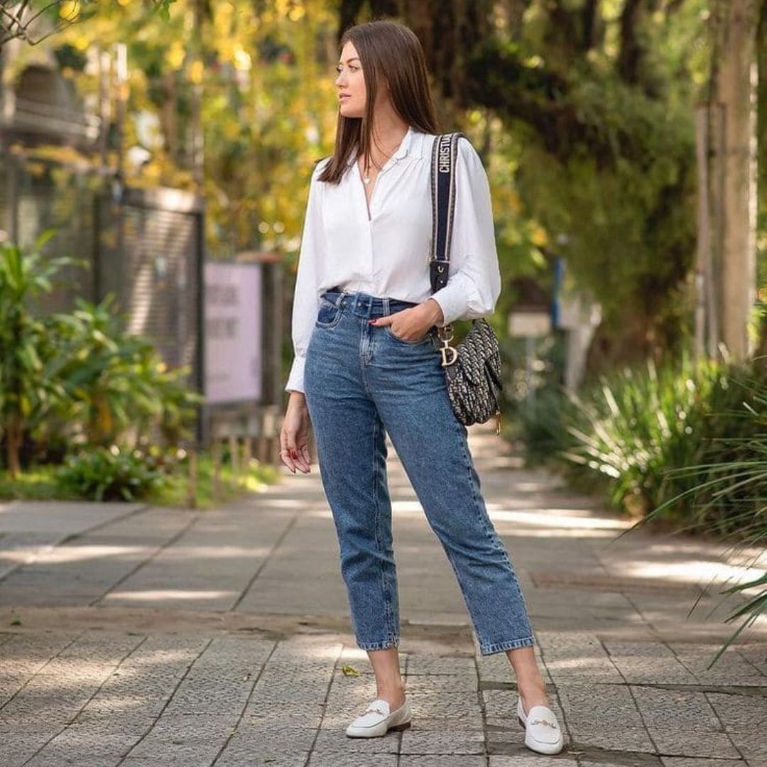 Calça jeans reta com tênis