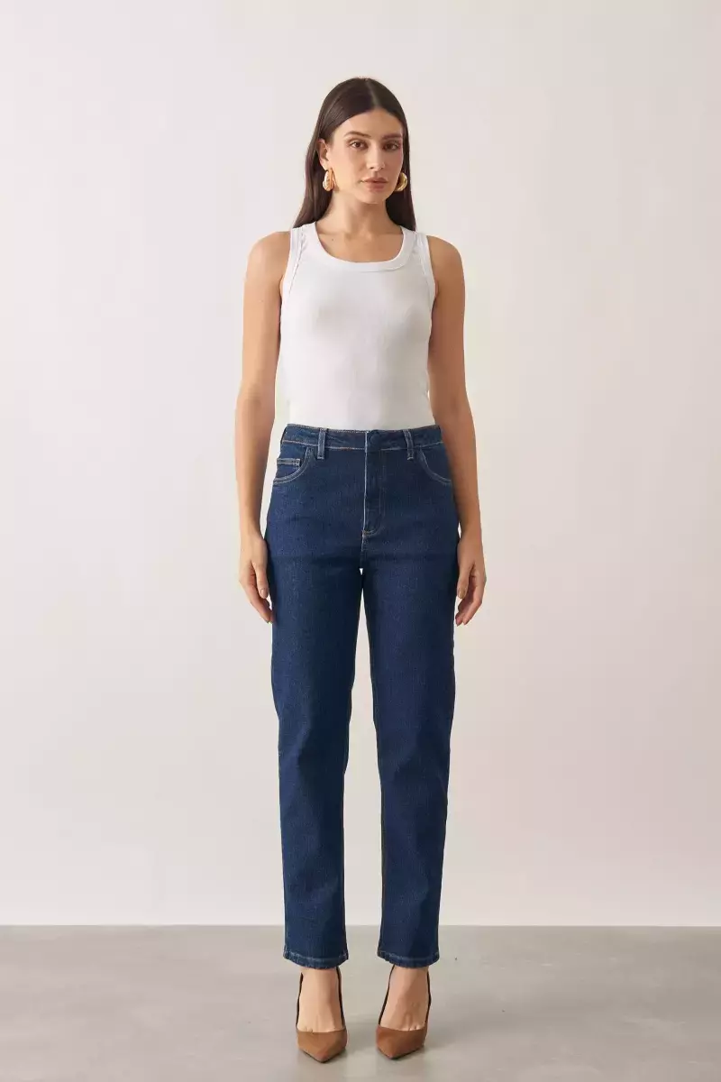 Calça jeans reta com camisa branca