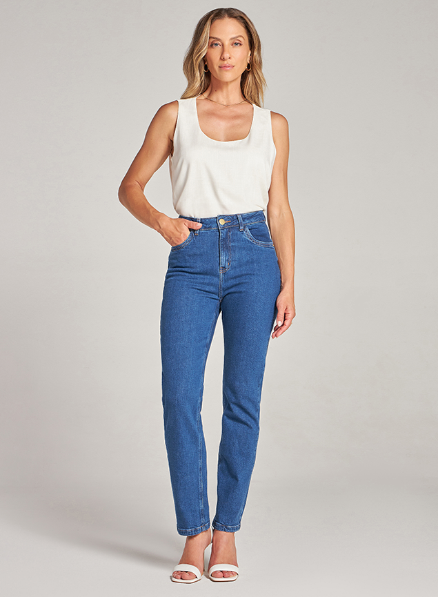 Calça jeans reta com t-shirt