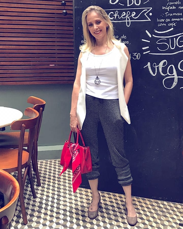 calça jogger feminina com tênis