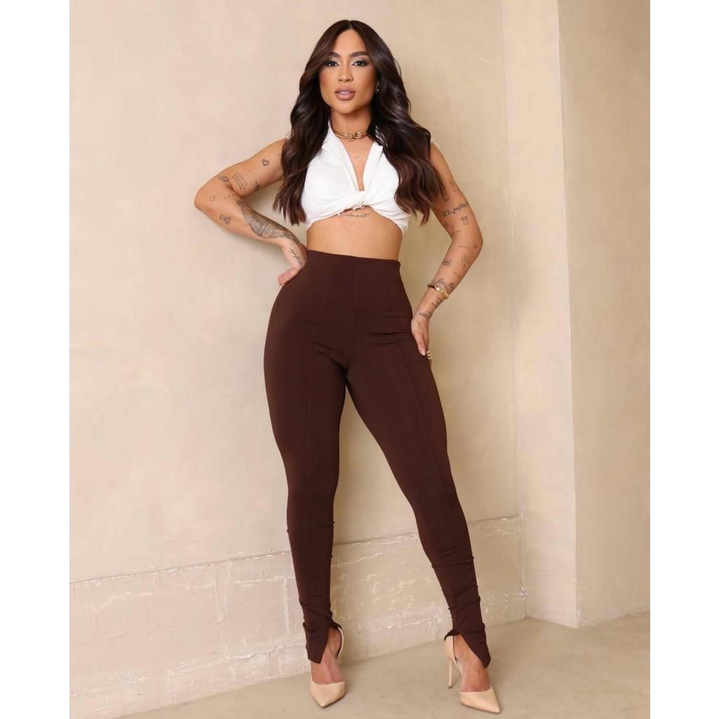 calça montaria marrom e camisa branca