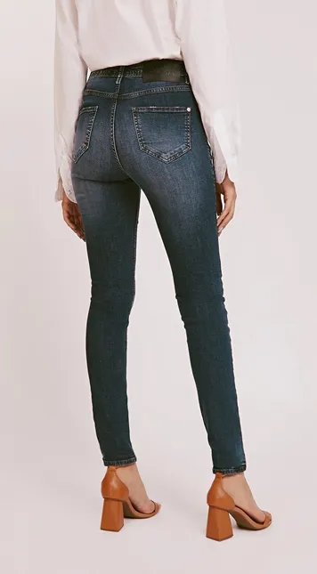 calça de couro morena rosa