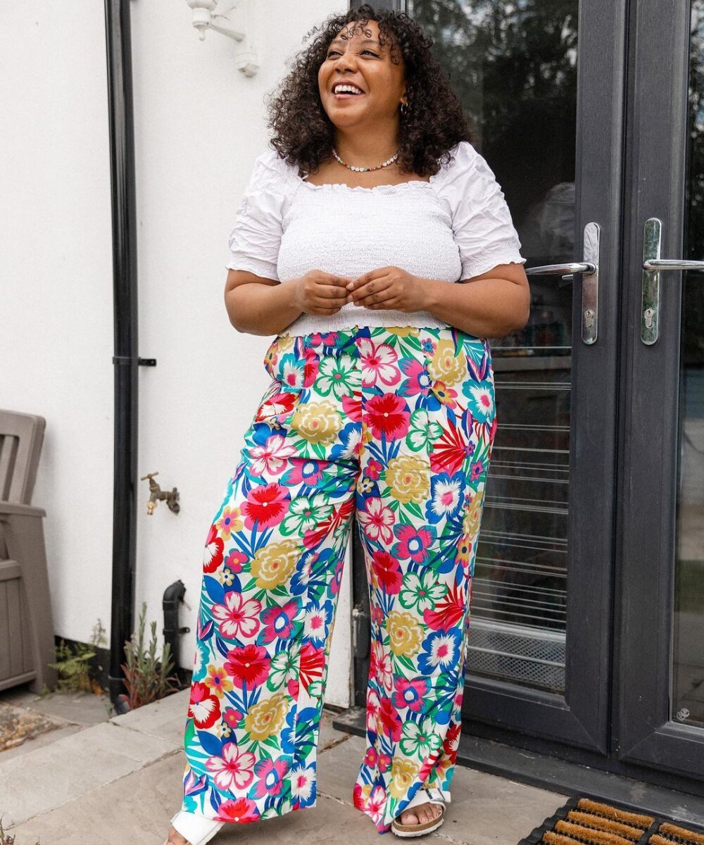 calça pantalona estampada com cropped
