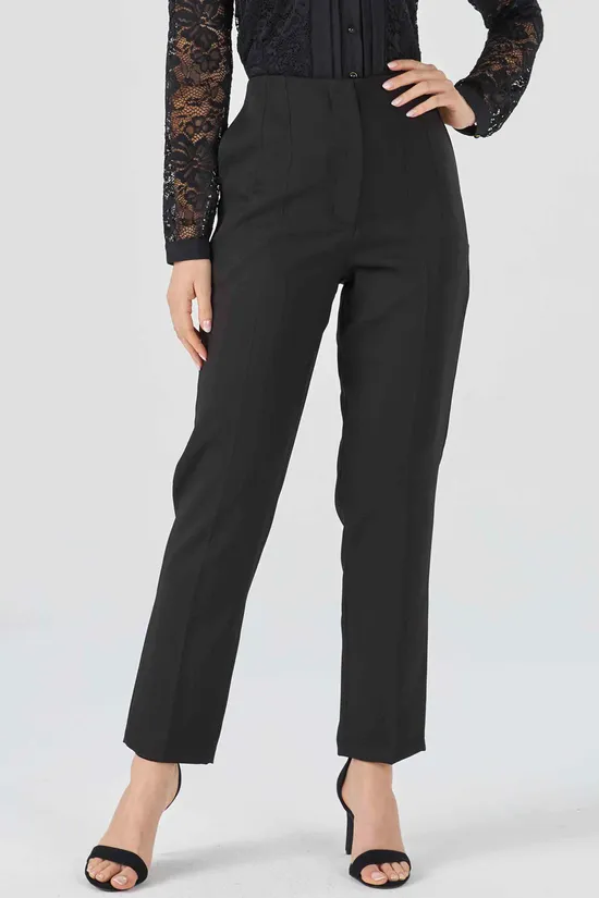 calça preta com camisa branca
