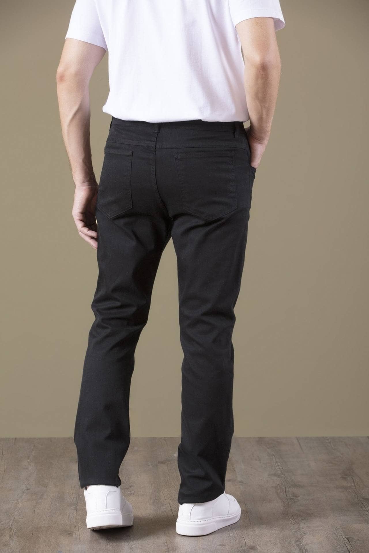 calça sarja preta casual
