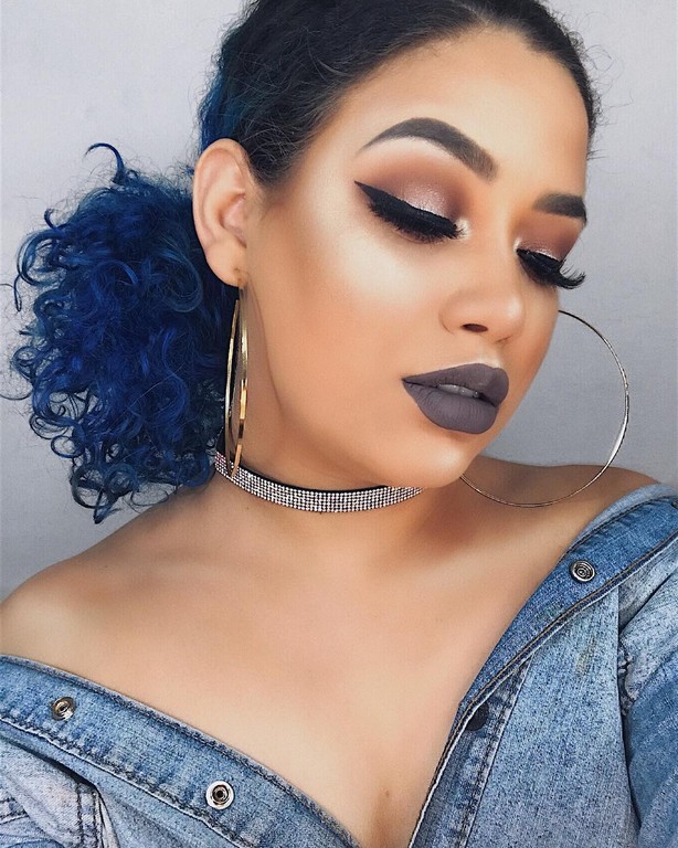 californiana azul turquesa em cabelo preto