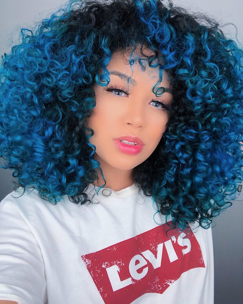 californiana azul turquesa em cabelo preto