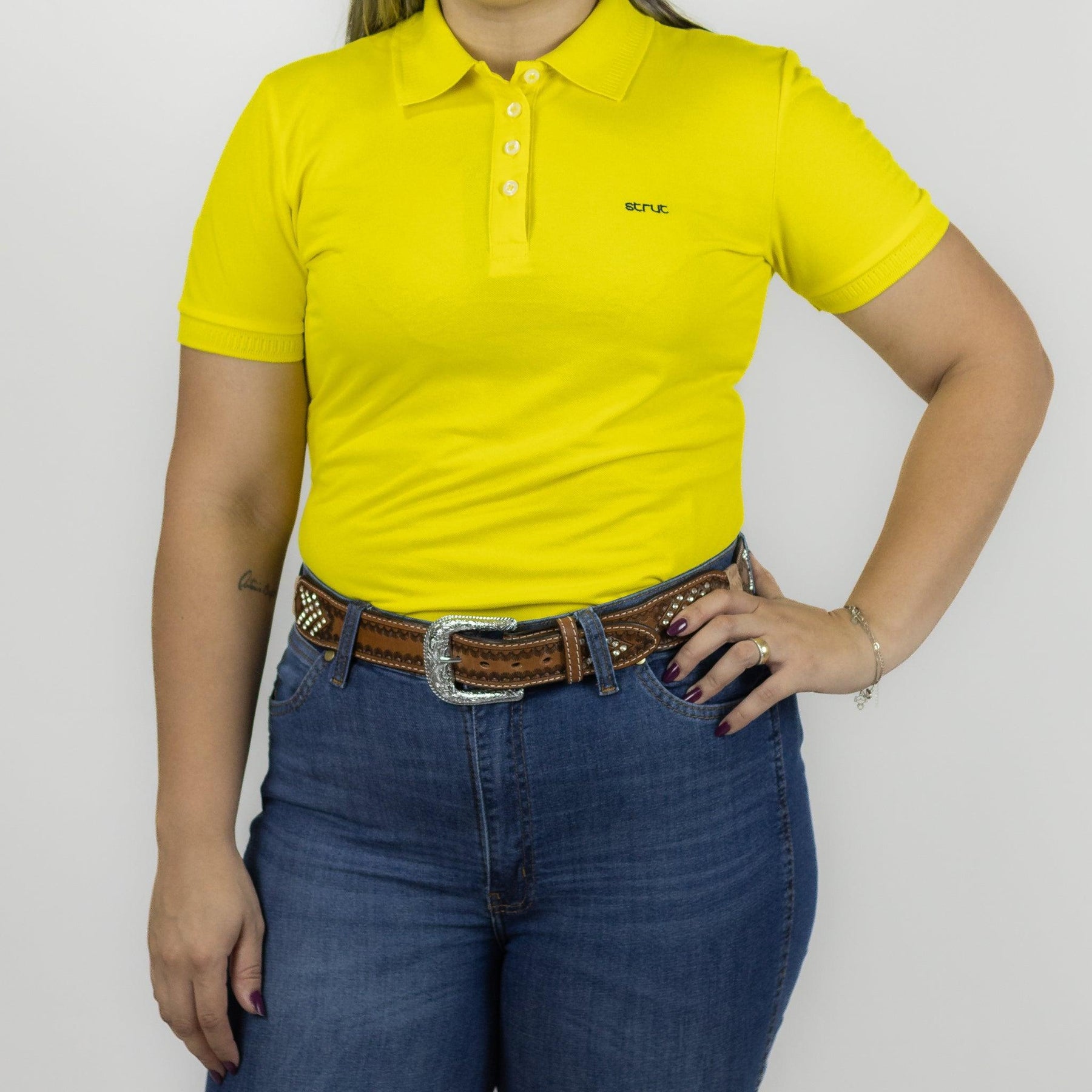 como usar camisa amarela feminina