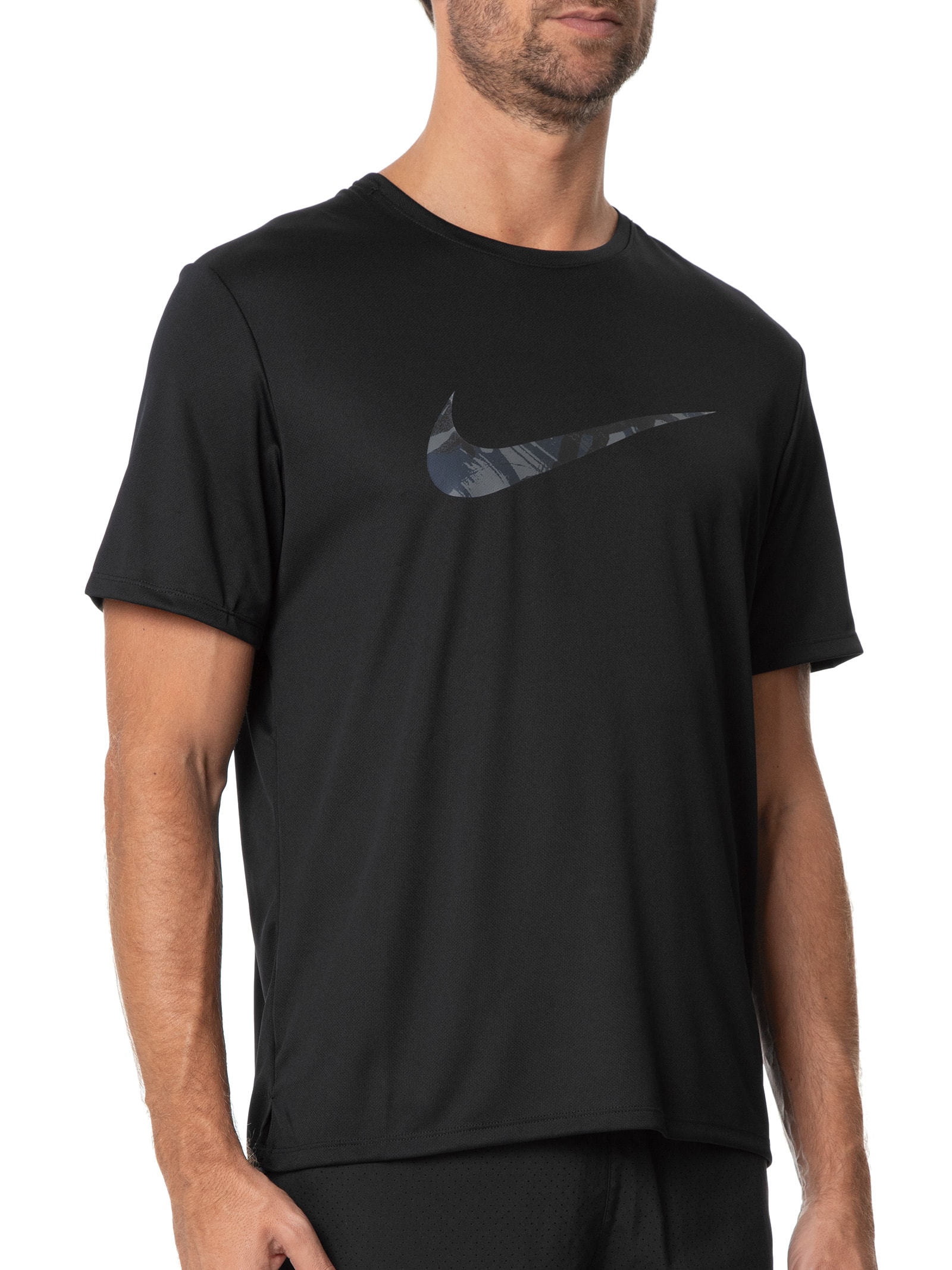 combinações de camiseta Nike com jeans