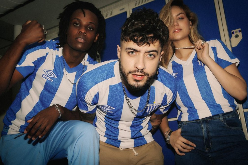 moda com camisa de futebol