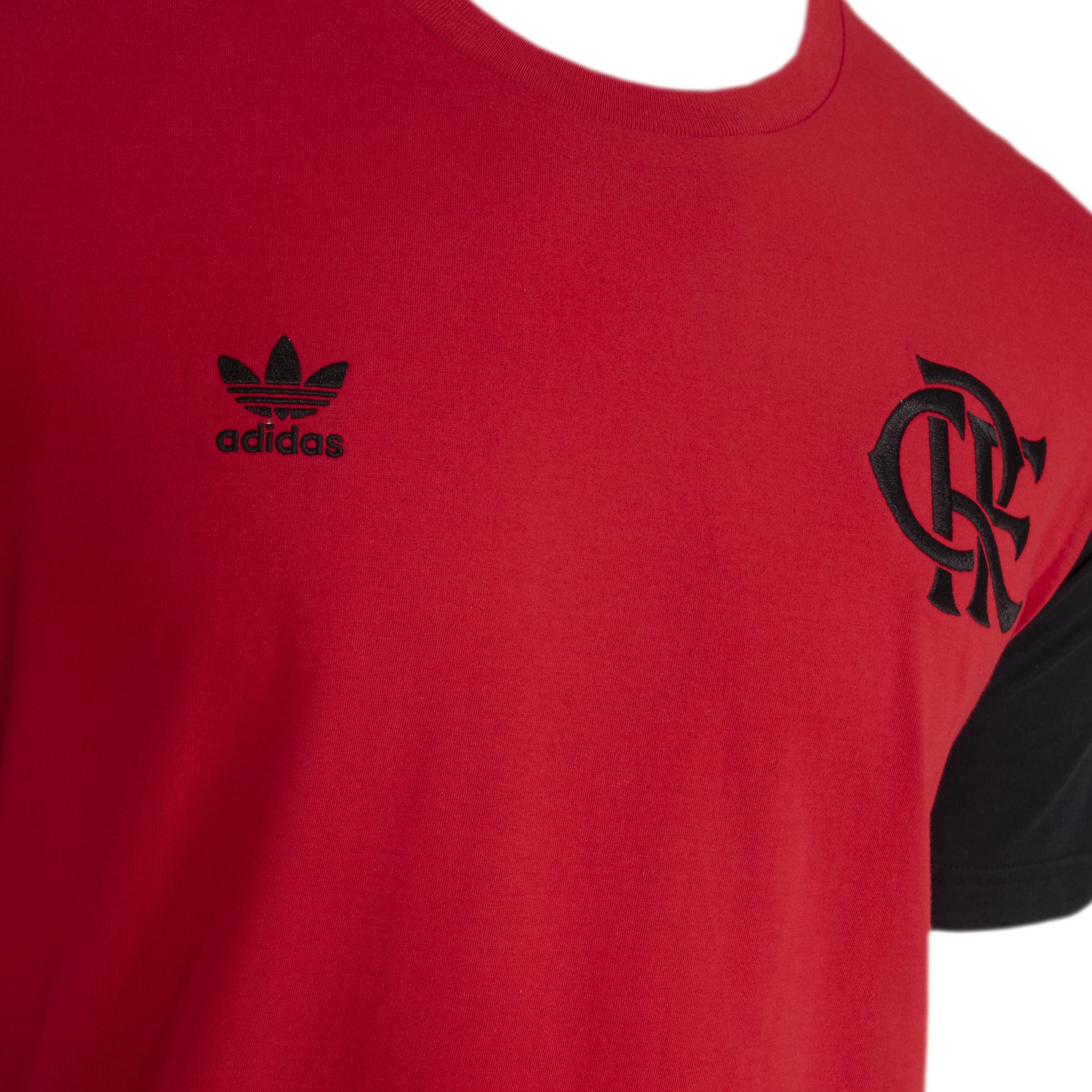 Camisa do Flamengo vermelha com calça cargo