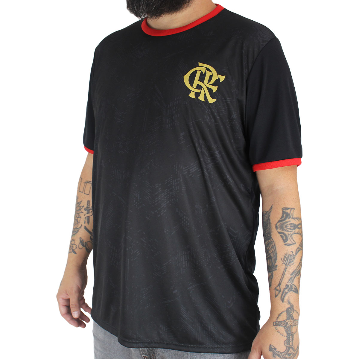 Camisa do Flamengo vermelha com tênis branco