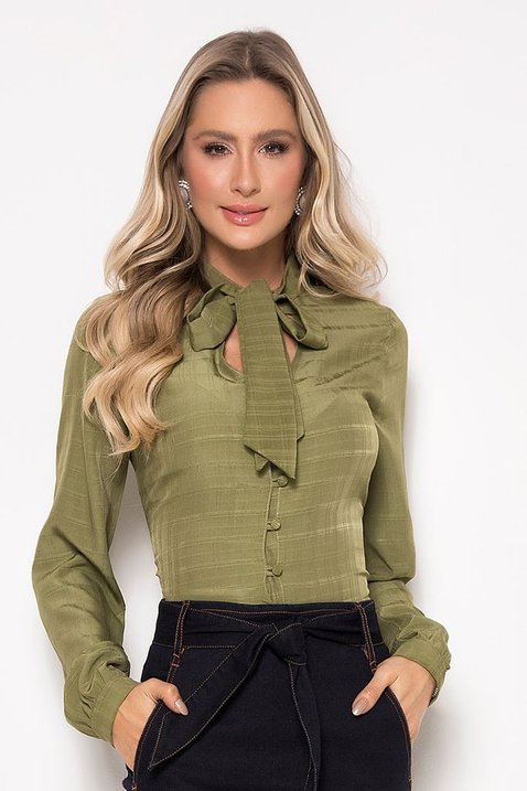 outfit camisa verde oliva feminina