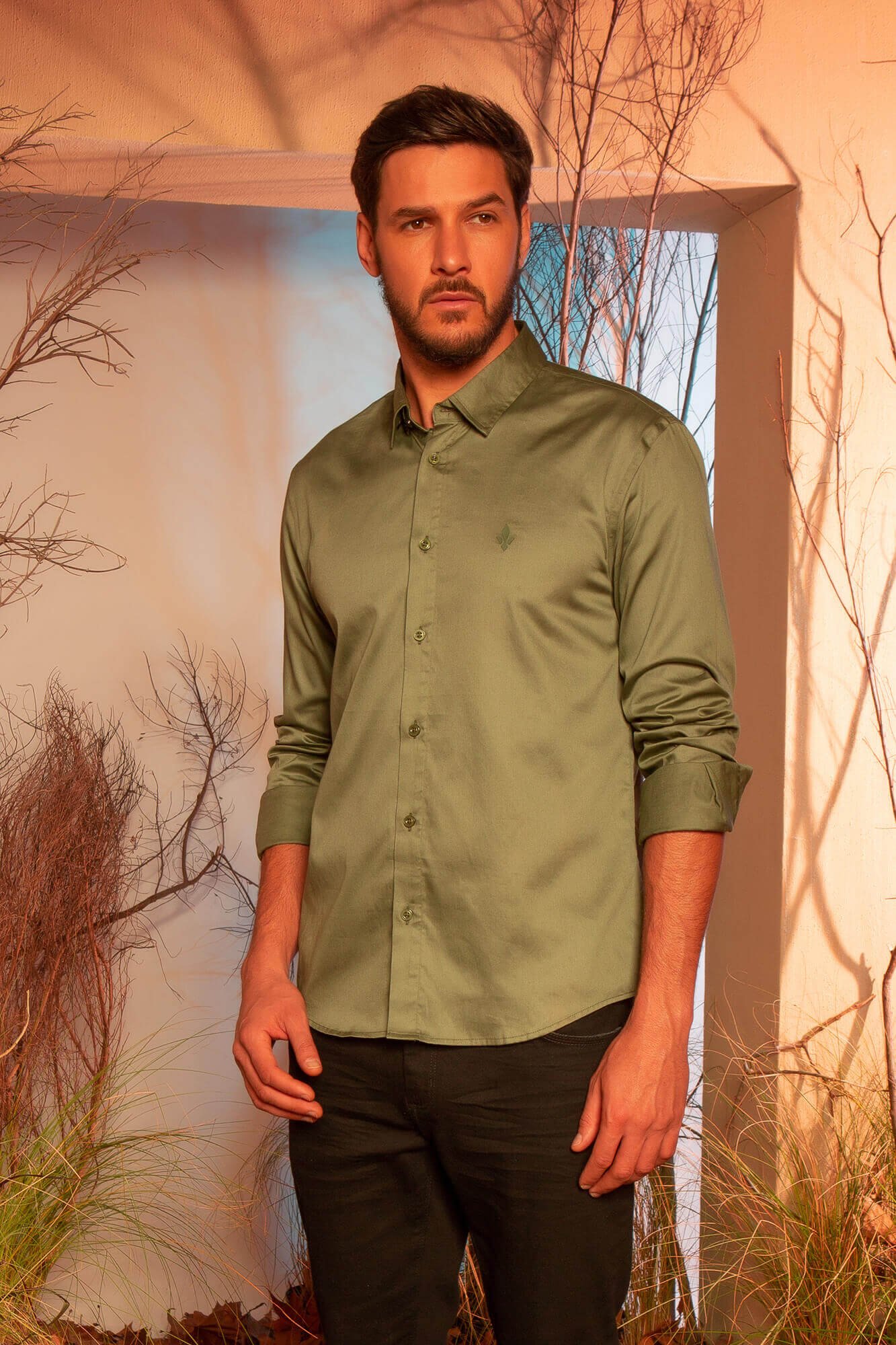 camisa verde oliva outfit