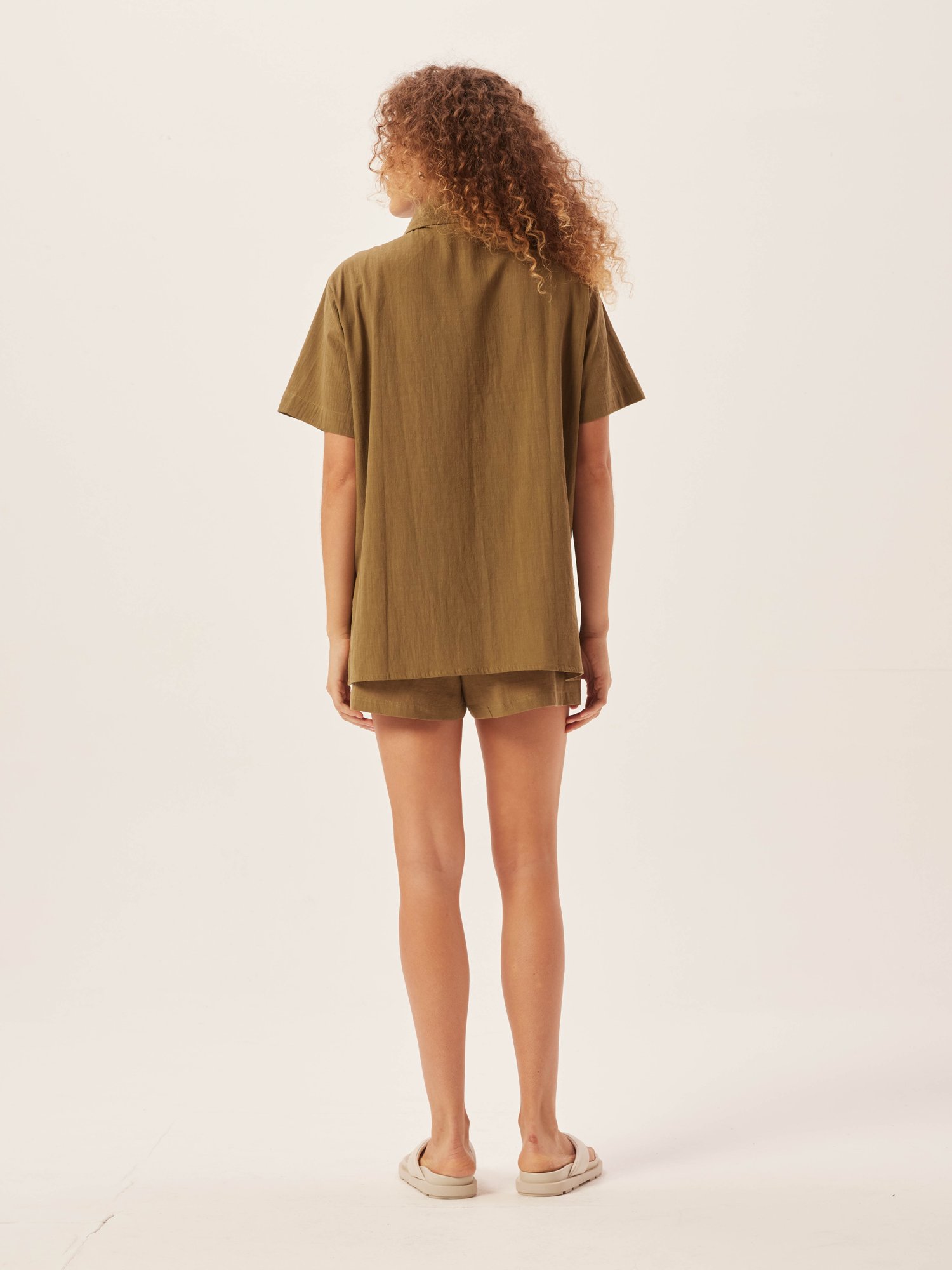 camisa verde militar looks masculinos