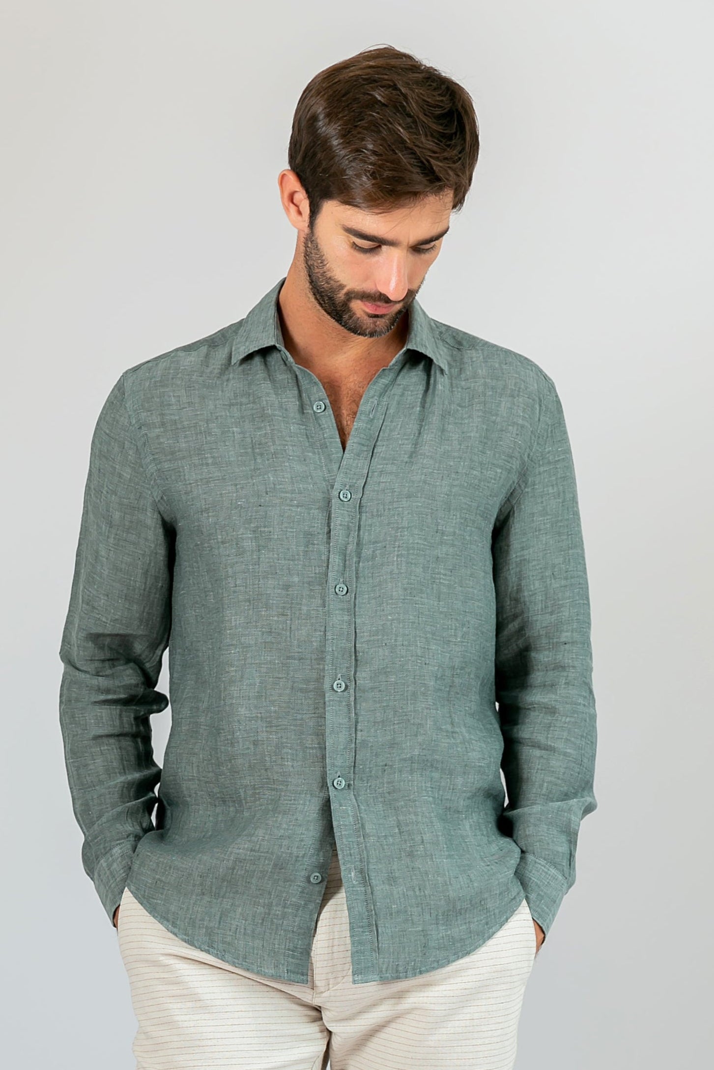 outfit camisa verde oliva feminina