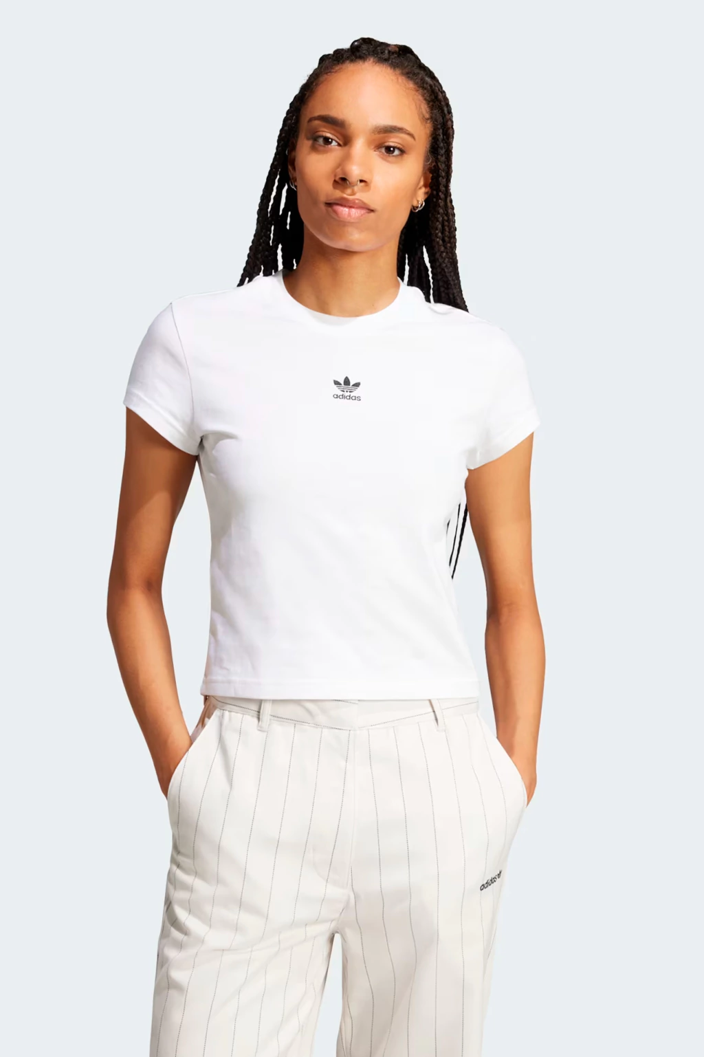 camiseta adidas originals feminina com calça jeans