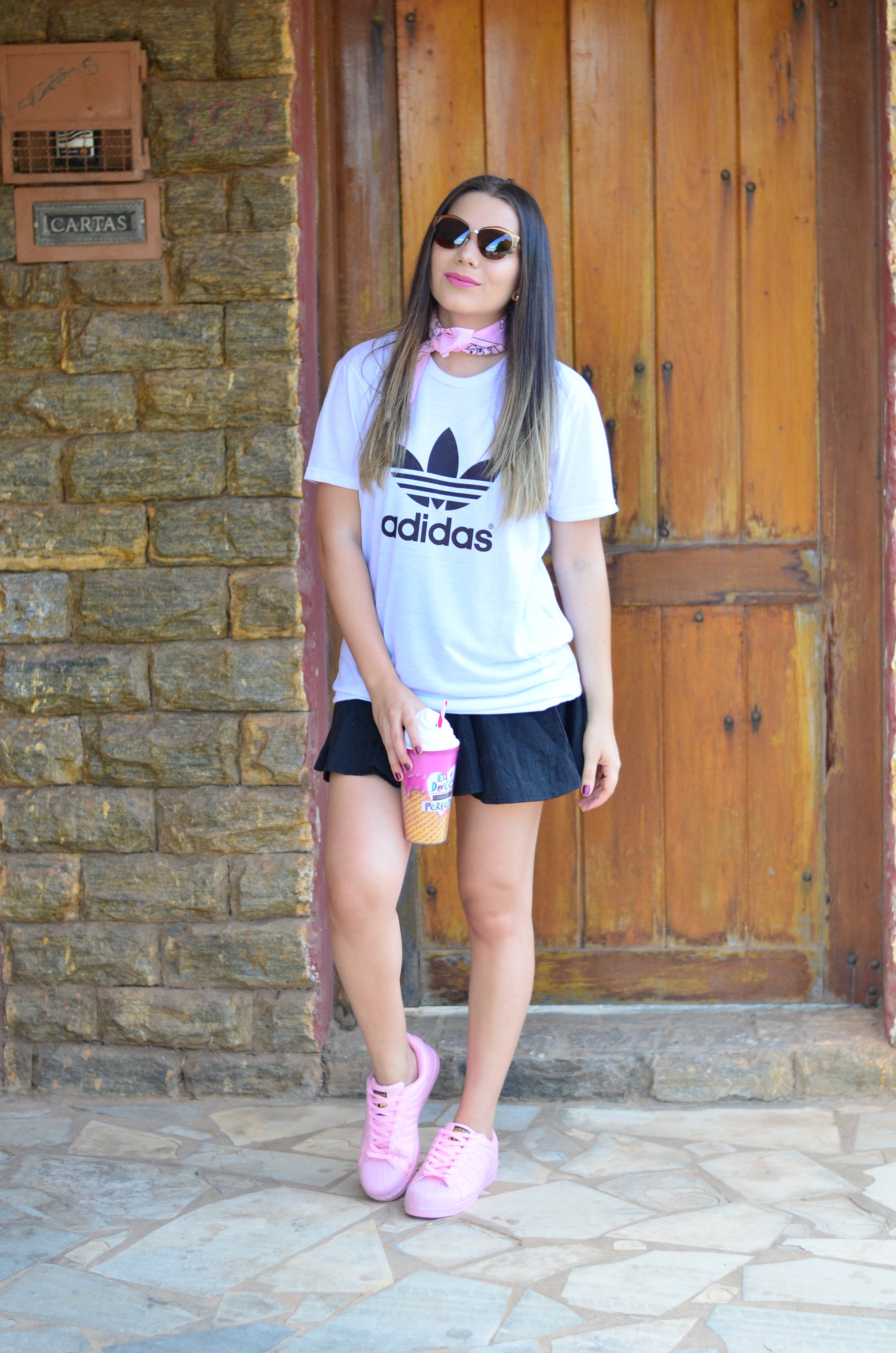 camiseta adidas originals branca looks