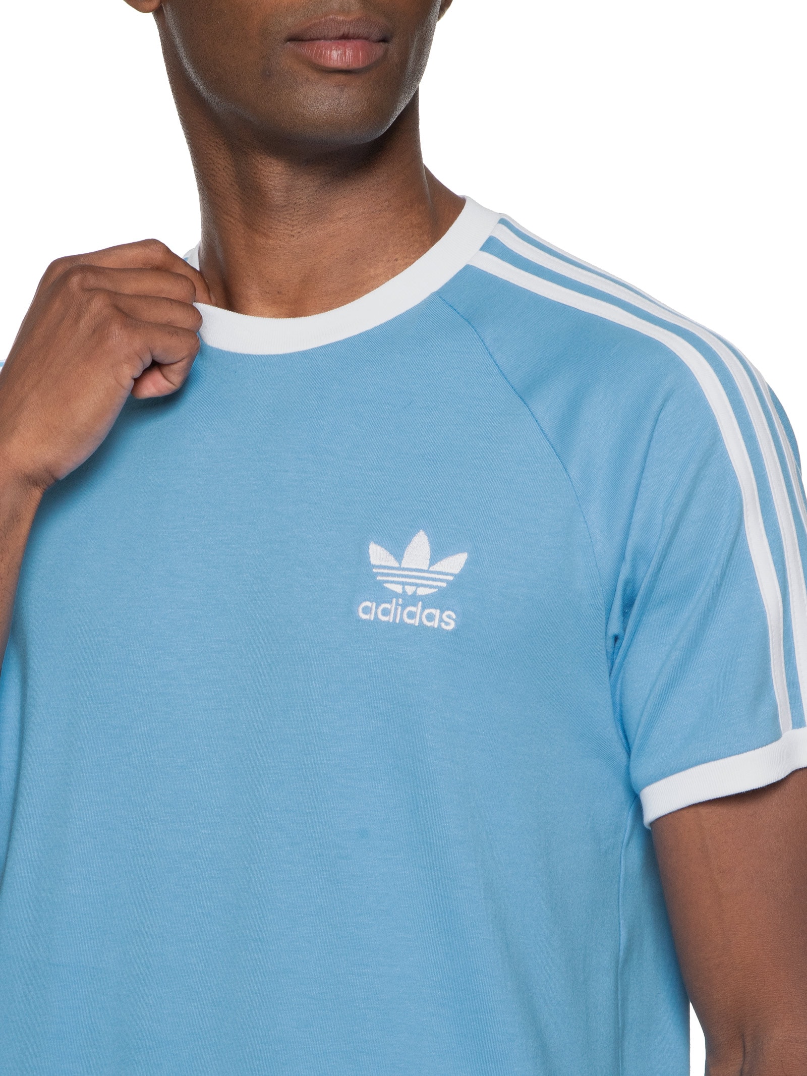 looks com camiseta adidas originals e jeans