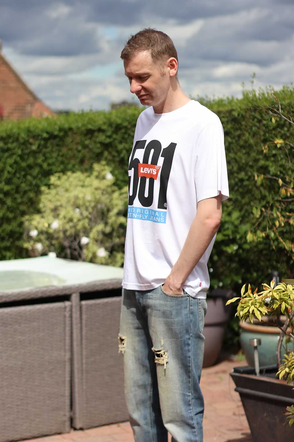looks com camiseta levis masculina