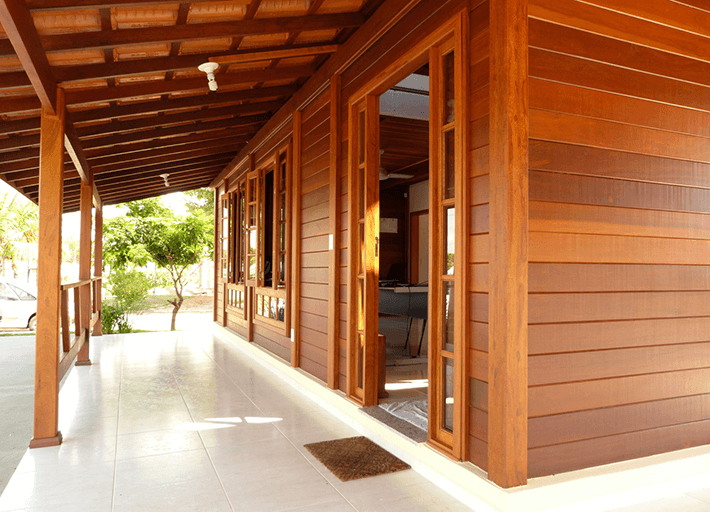 modelos de casas de madeira com varanda