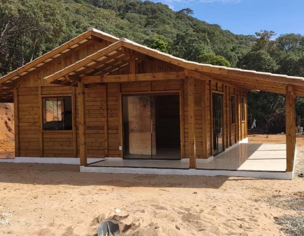 casa de madeira com varanda pequena