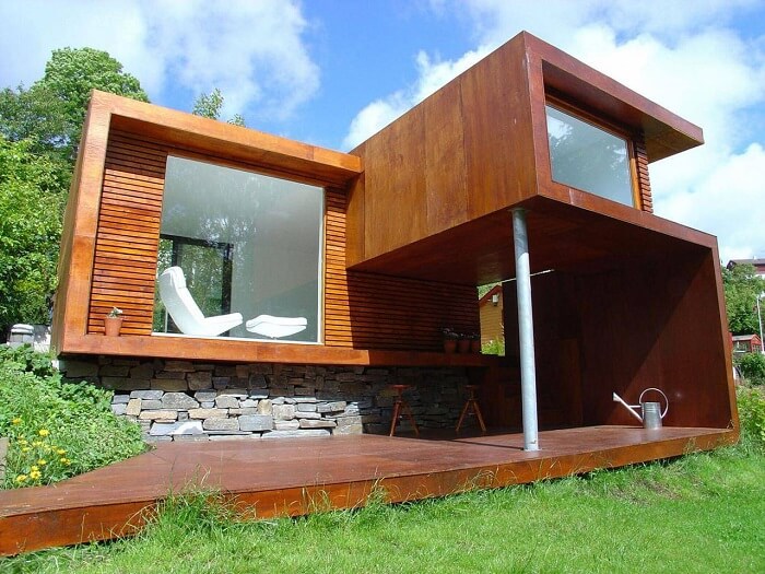casa de madeira com varanda suspensa