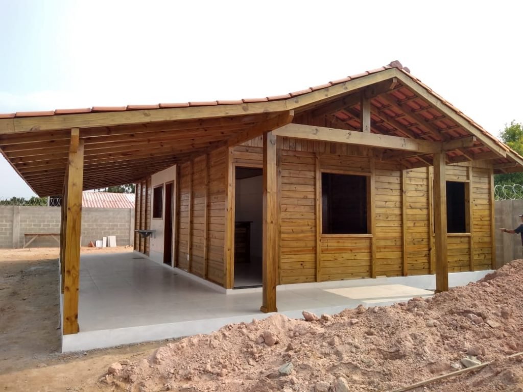 casa de madeira com varanda rústica