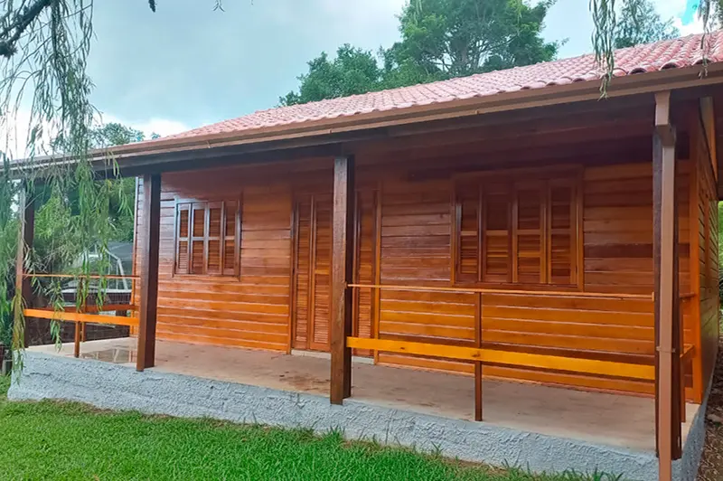 casa de madeira com varanda pequena