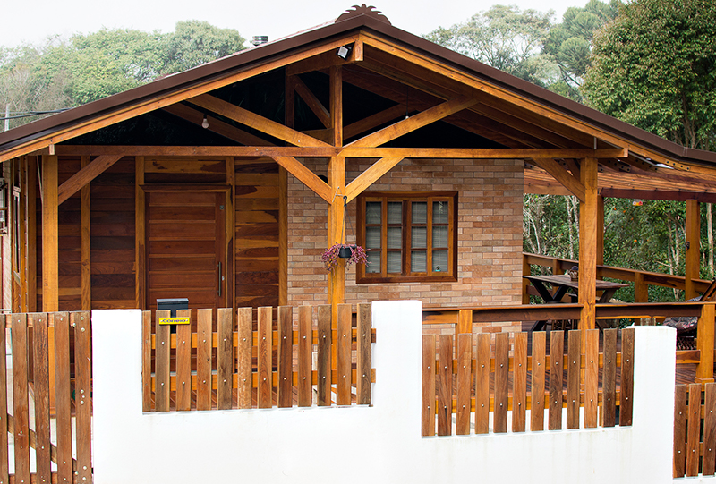 casa de madeira com varanda fechada