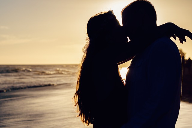 beijo casal pôr do sol